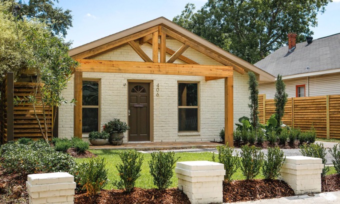 Lake Charles Casa | Hogar corporativo moderno / 406 Peake Street