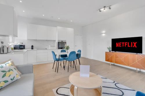 Turnham Green Apartamento | Modern Cosy 2 bed apartment, Smart TV & NETFLIX with private balcony and city view