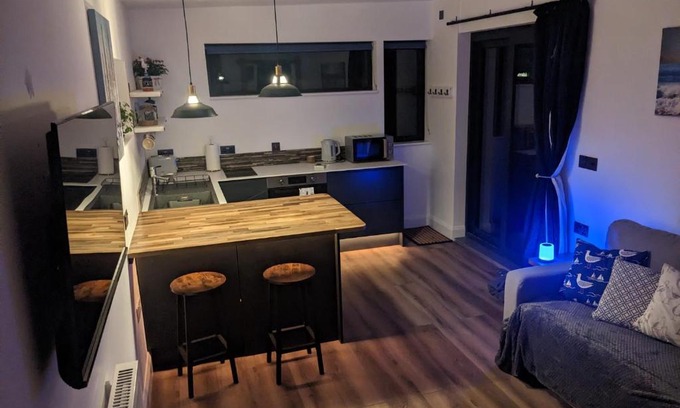 Mawnan Smith Apartamento | Modern cosy apartment walking distance to many cove beaches and coast path walks as well as the famous Helford river