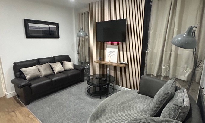 Margam Casa | Modern Cosy Spacious 4 Bedroom House