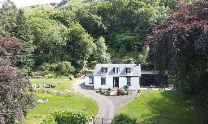 Arrochar Cabaña | Casa de campo extendida con cine, estufa de leña y vistas impresionantes de Loch y Mountain
