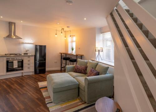 Beer Apartamento | Modern Cottage for Couples, Parking, 3 Min 2 Beach