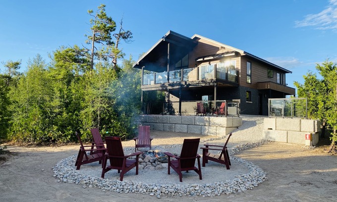 South Bruce Peninsula Casa | Modern cottage in the Bruce Peninsula with amazing sunset views.