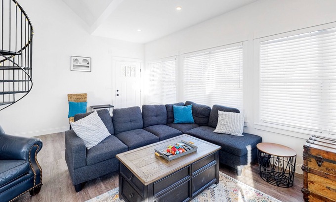 Arundel Cabaña | Modern cottage with shared pool, fast WiFi, loft, gas fireplace, fire pit, & W/D