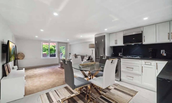Upper Lonsdale Casa | Modern & Cozy 1BR suite in NV