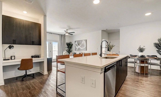 Whitestown Apartamento | Modern Cozy 2-bdrm 2-bath Escape