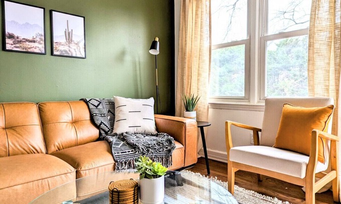 Wade Hampton Casa | Modern, Cozy 2bd Home, walk to Starbucks