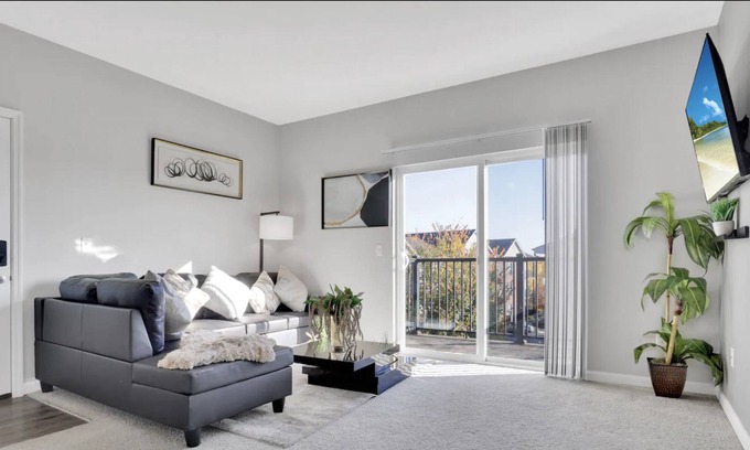 Northwest Columbus Apartamento | Modern Cozy Balcony Suite/Free Parking/NEW -- 15 minutes from Downtown Columbus!