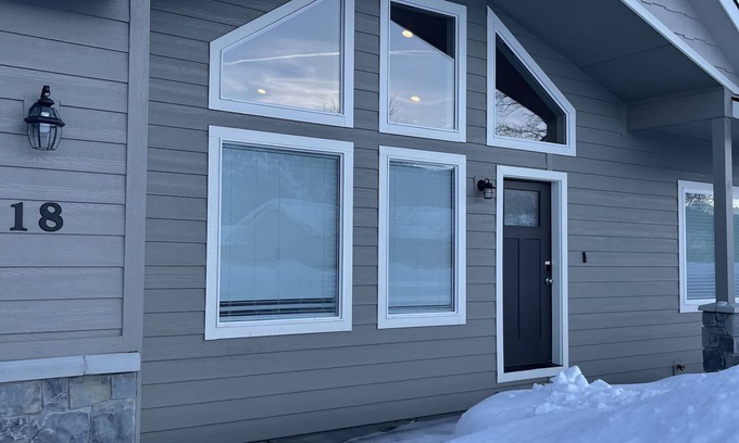 Donnelly Casa | Modern, Cozy Cabin near Tamarack & Cascade Lake With Private Hot Tub