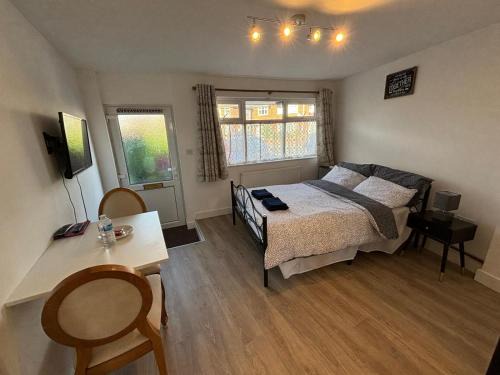 Rawcliffe Casa | Modern & Cozy Gem - 10min to City Center - Parking