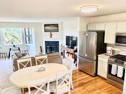 Carpinteria Apartamento | Modern & Cozy Gem ~ Walk to the Beach ~ Queen Beds