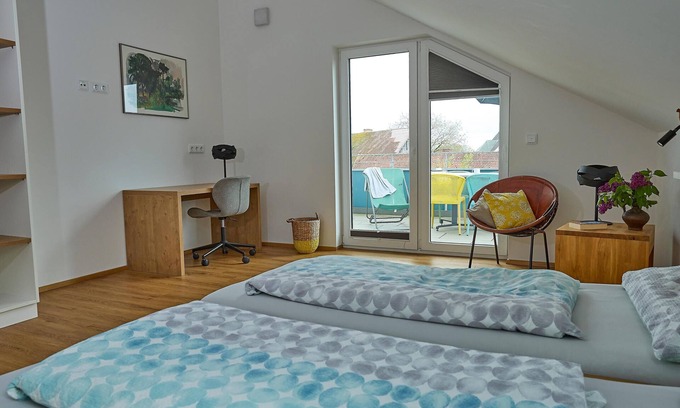 Waggershausen Apartamento | Modern, cozy penthouse with large south-facing terrace and mountain views.