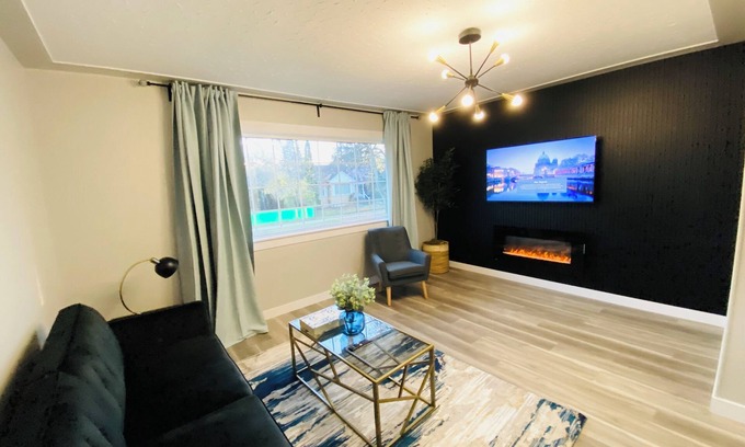 North Central Edmonton Apartamento | Modern Cozy Retreat Close to Downtown