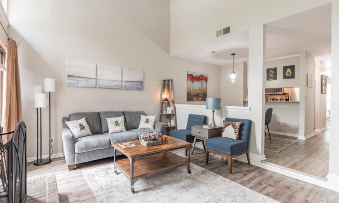 Cameron Wood Apartamento | Modern Cozy Townhome
