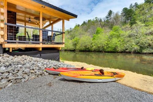 Murphy Casa | Modern Creek-Front Cabin with Deck and Views in Murphy