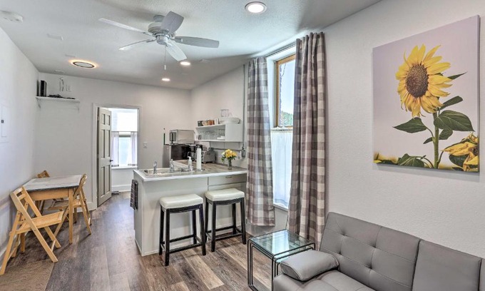 Custer Apartamento | Modern Custer Apt - Walk to Shops and Dining!