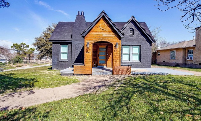 Oak Cliff Casa | Modern Dallas 3BR | Backyard Oasis & Firepit