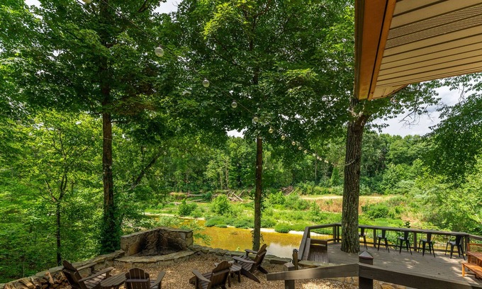 Turners Cabina | Modern Day Hideaway at the River House - 15 minutes from Bass Pro!