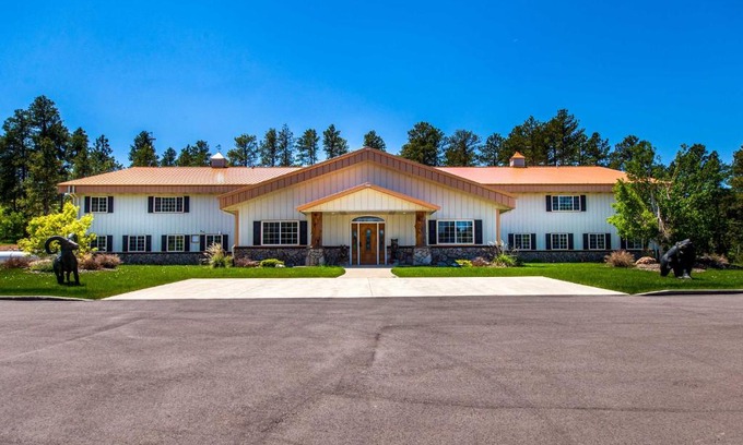 Deadwood Apartamento | Modern Deadwood Apt with Mountain Views and Grill!