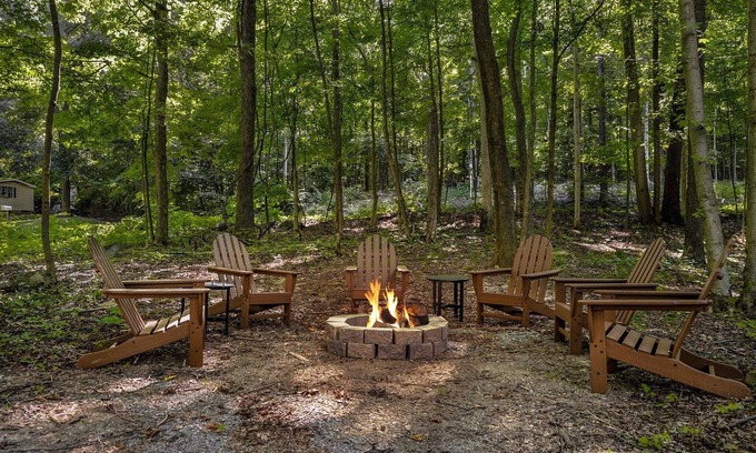 Berkeley Springs Cabina | Modern decor, Hot Tub, Fire Pit, Grill, & Games