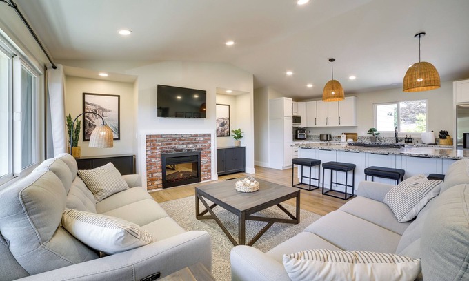 Del Rey Oaks Casa | Modern Del Rey Oaks Retreat: 2 Mi to Monterey Bay!
