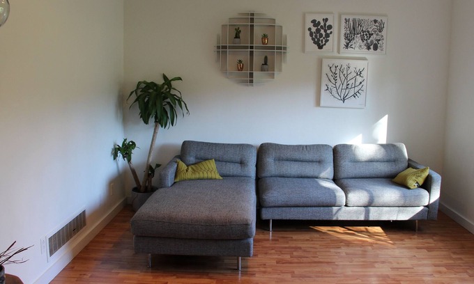 Grandview-Woodland Casa | Pasos caseros de diseño moderno de Commercial Drive