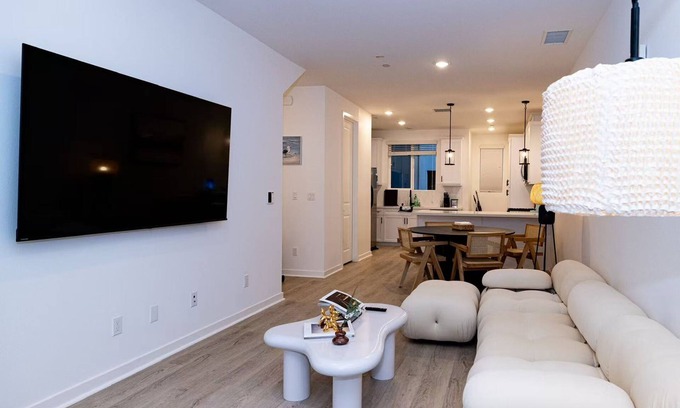 Guasti Apartamento | Modern Designer Stay Bright Chic Spacious