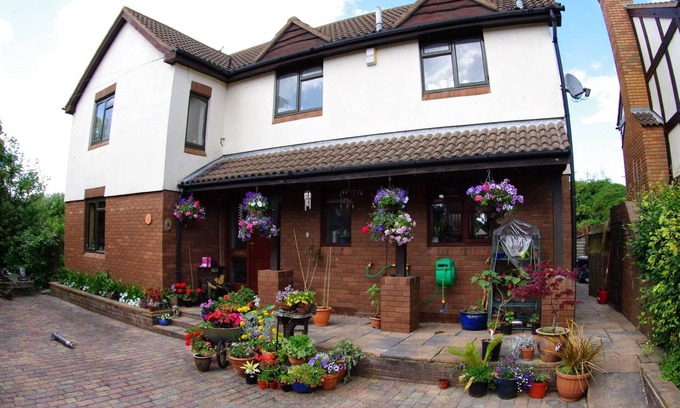 Cheltenham Casa | Modern Detached Family Home with Off-Road Parking in Quiet Cul-De-Sac