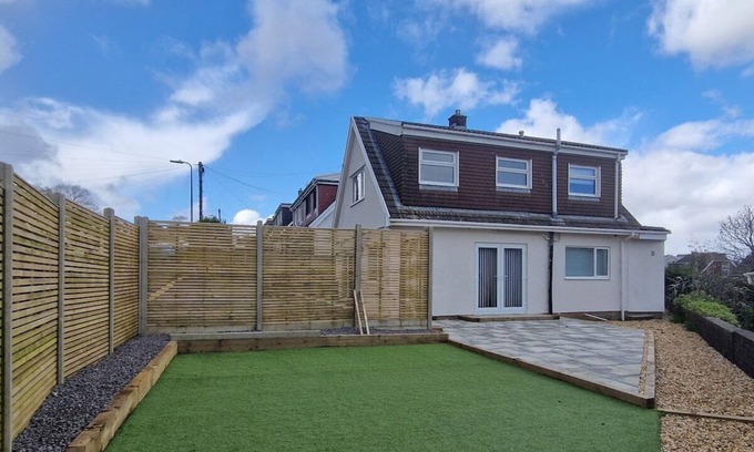Merthyr Tydfil Casa | Modern Detached 3 bedroom home with off-road parking