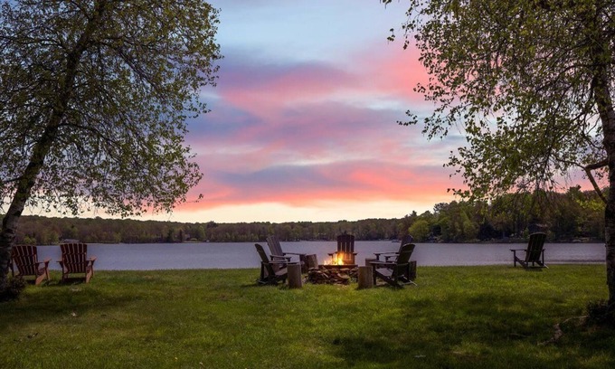 Pocono Lake Chalet De Esquí | ¡Casa familiar frente al lago 4BR en Poconos! Vistas increíbles y gran patio