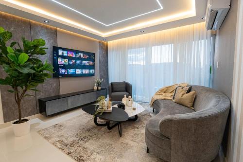Punal Apartamento | Modern 3BR! 9FL, King Bed! STI with Pool! Fast wifi!