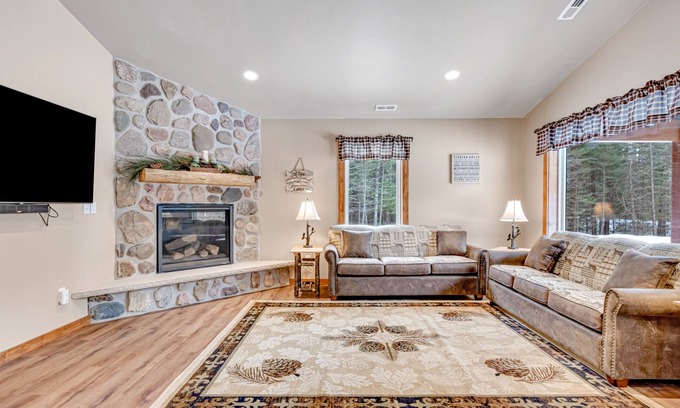 Conover Cabina | Modern dog-friendly cabin with hot tub, gas fireplace, patio, grill, & washer/dryer