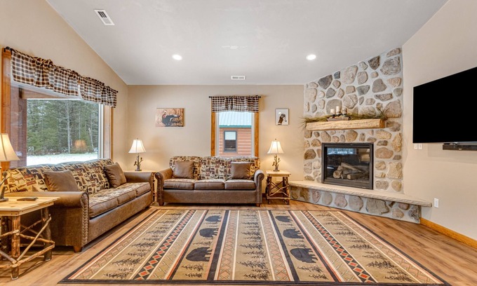 Conover Cabina | Modern dog-friendly cabin with hot tub, gas fireplace, patio, grill, & central AC
