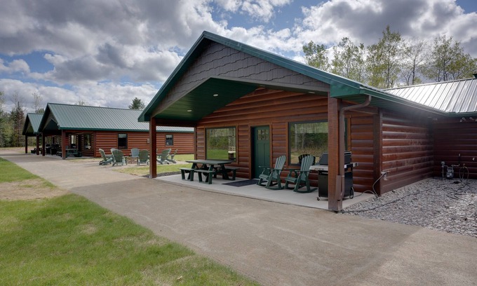 Conover Cabina | Modern dog-friendly cabin with hot tub, gas fireplace, patio, grill, & washer/dr