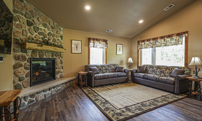 Conover Cabina | Modern dog-friendly cabin with hot tub, gas fireplace, patio, grill, & washer/dr