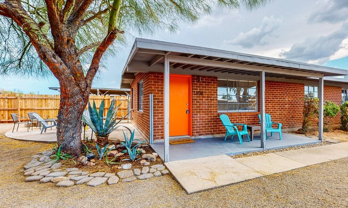 Palo Verde Casa | Modern Dog-Friendly SW Retreat w/ Covered Parking & Pastries Delivered To You!!!