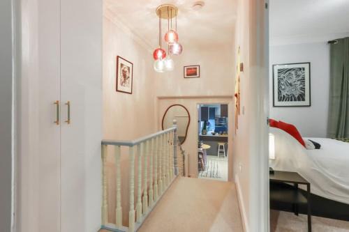 Charlton Casa | Modern Double bedroom in city apartment room 2
