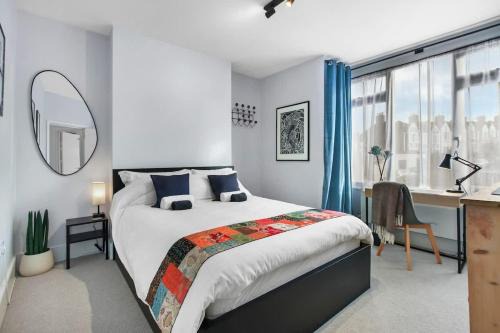 Charlton Casa | Modern Double bedroom in city apartment room 1