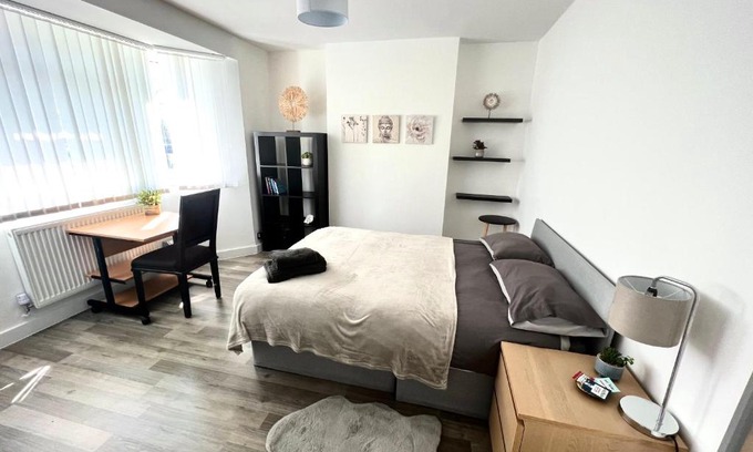 Whitefoot Casa | Modern Double Room with Fire TV