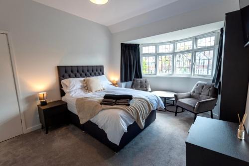 Barnt Green Casa | Modern Double Room with Broadband, Private TV and seating area - Room 3