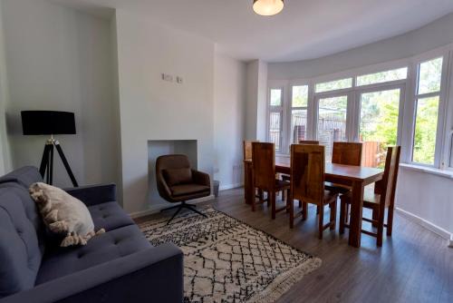 Barnt Green Casa | Modern Double Room with Broadband, Private TV and seating area - Room 4
