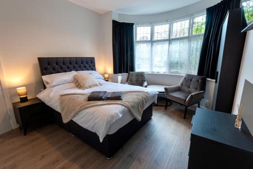 Barnt Green Casa | Modern Double Room with Broadband, Private TV and seating area - Room 1