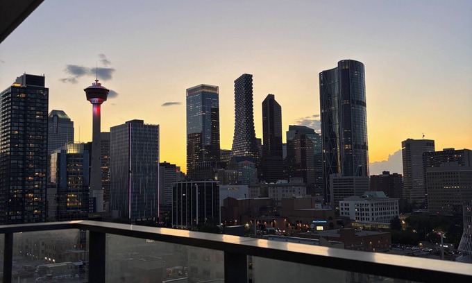 Victoria Park Apartamento | MODERN DOWNTOWN APARTMENT - Only a 5 minute walk to the Stampede grounds.