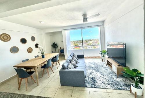 Jacinto Pat Apartamento | Modern, Downtown Apartment, 2BR, 2BTH, with pool