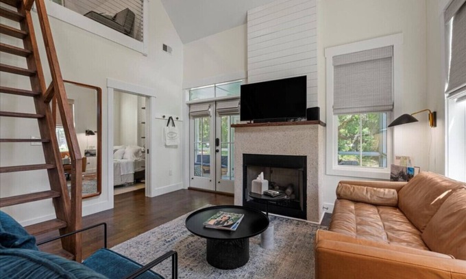 Uptown Cabaña | Modern Downtown Cottage