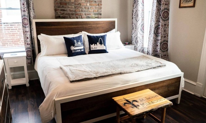 St. Louis Casa | Modern Downtown Getaway w/ Yard & Grill