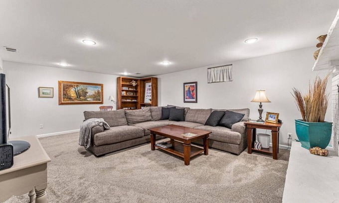 Longmont Condominio | Modern Downtown Oasis ~ Sunny Garden ~ King Beds!