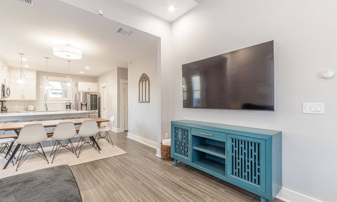 Southtown Casa | Modern Downtown retreat, walk to the Convention Center & Riverwalk