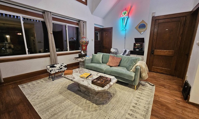 Shorewood Casa | Modern Downtown Shorewood Duplex