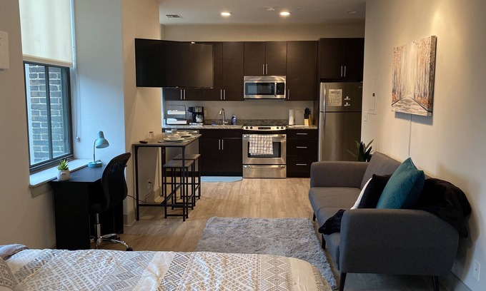 Inner Harbor Apartamento | Modern Downtown Studio Apartment with Rooftop Pool